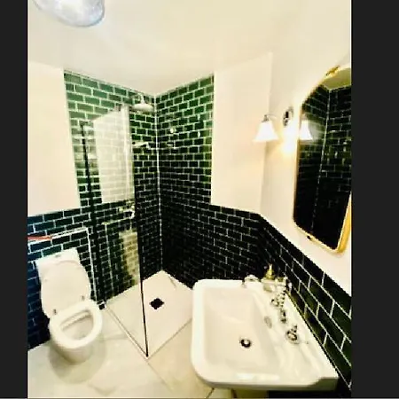 Sun-filled 1 Bedroom With Outdoor&parking Spaces アパート *