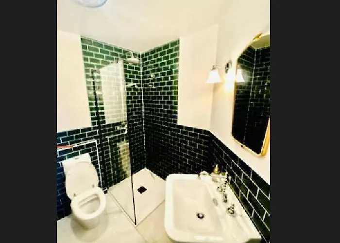 Sun-filled 1 Bedroom With Outdoor&parking Spaces 아파트 *